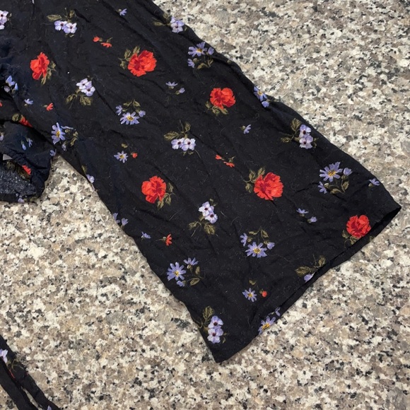 American Eagle Medium Floral Button Down Crop Top - Picture 2 of 3
